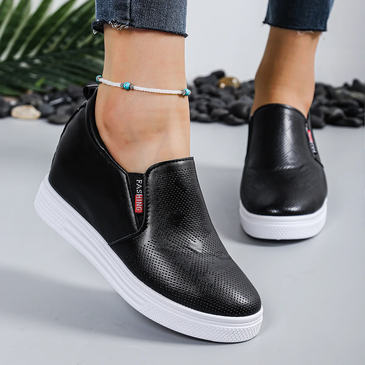 Damen Slip-On Sneakers mit atmungsaktiver Oberflächenstruktur und rutschfester Sohle Heidi Mode