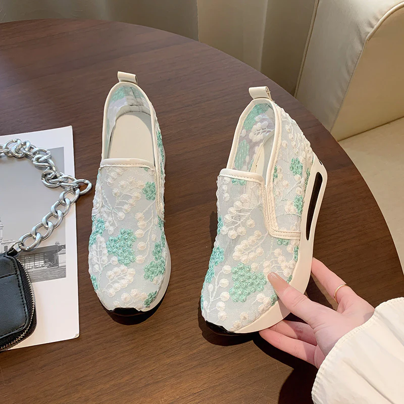 Damen Slip-On Sneakers mit floralem Spitzen-Design und bequemem Innenfutter Heidi Mode - Image 2