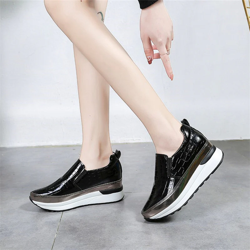 Damen Slip-On Sneakers mit modernem Lackleder und trendigem Metallic-Detail Heidi Mode - Image 2