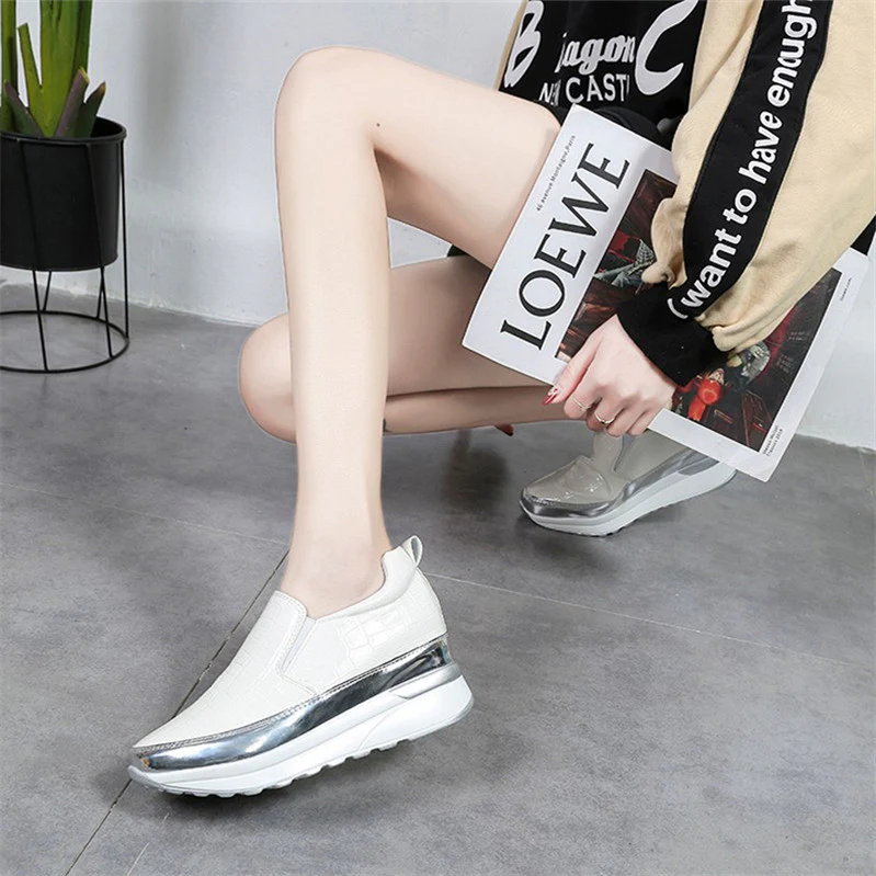 Damen Slip-On Sneakers mit modernem Lackleder und trendigem Metallic-Detail Heidi Mode - Image 3