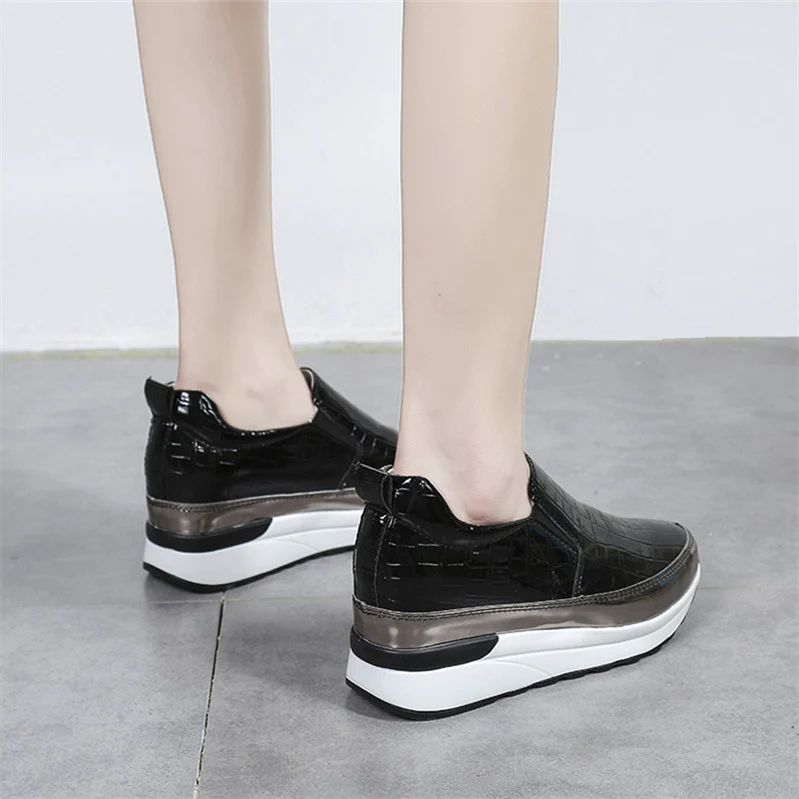 Damen Slip-On Sneakers mit modernem Lackleder und trendigem Metallic-Detail Heidi Mode - Image 4