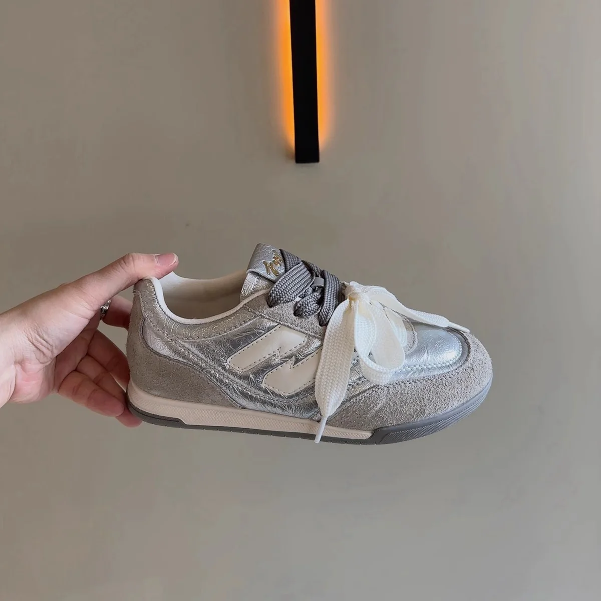 Damen Sneaker mit auffälligem Band und sportlichem Design Heidi Mode - Image 4