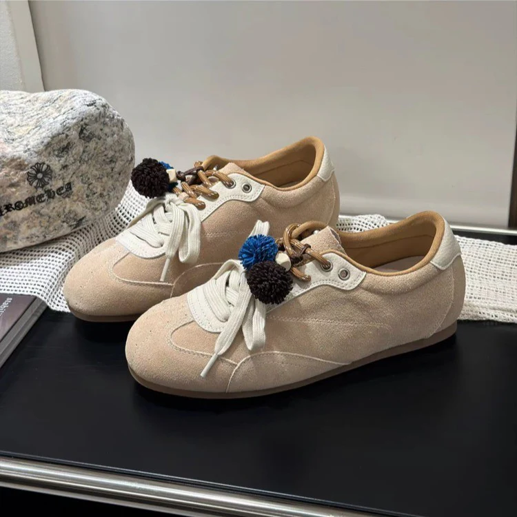 Damen Sneaker mit bunten dekorativen Pompons und hochwertigem Wildleder Heidi Mode