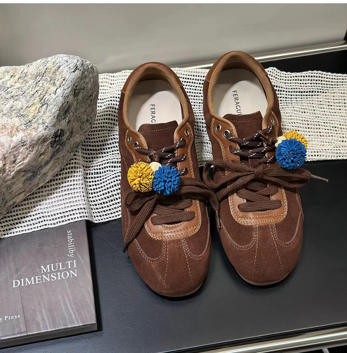 Damen Sneaker mit bunten dekorativen Pompons und hochwertigem Wildleder Heidi Mode - Image 6