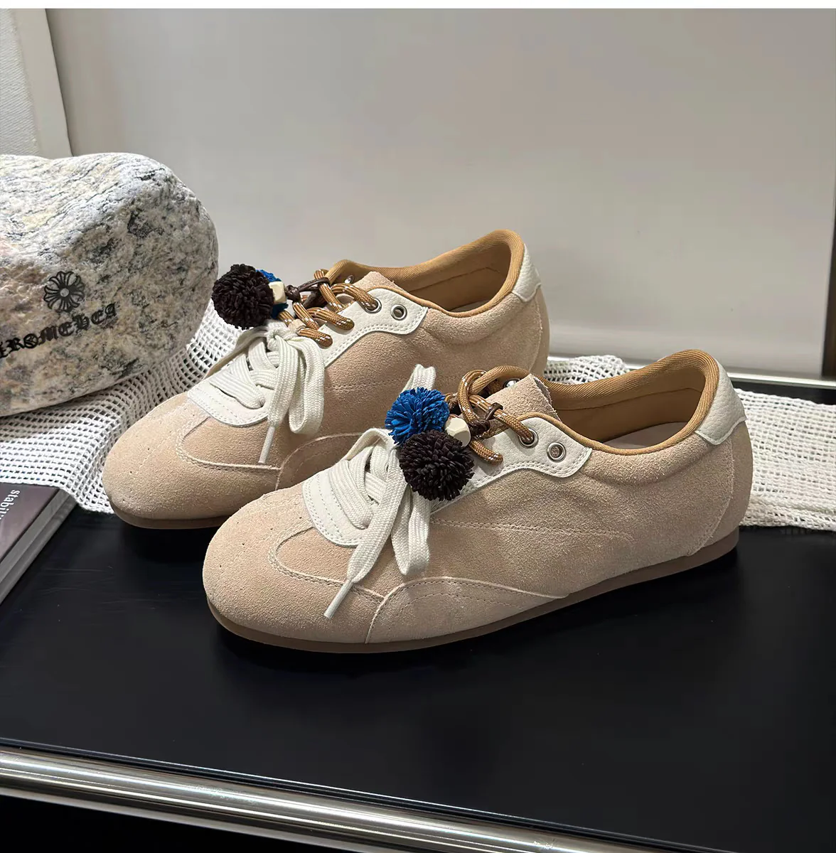Damen Sneaker mit bunten dekorativen Pompons und hochwertigem Wildleder Heidi Mode - Image 7