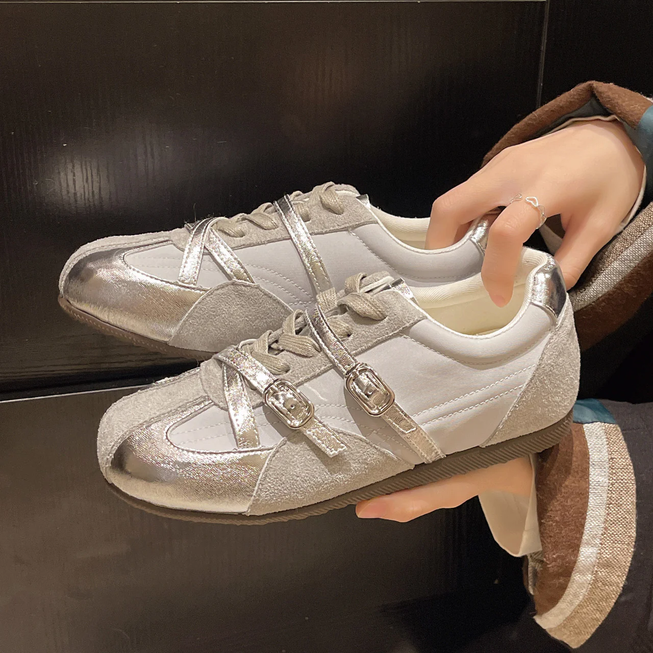 Damen Sneaker mit doppeltem Riemen und atmungsaktiver Oberflächenstruktur Heidi Mode - Image 3