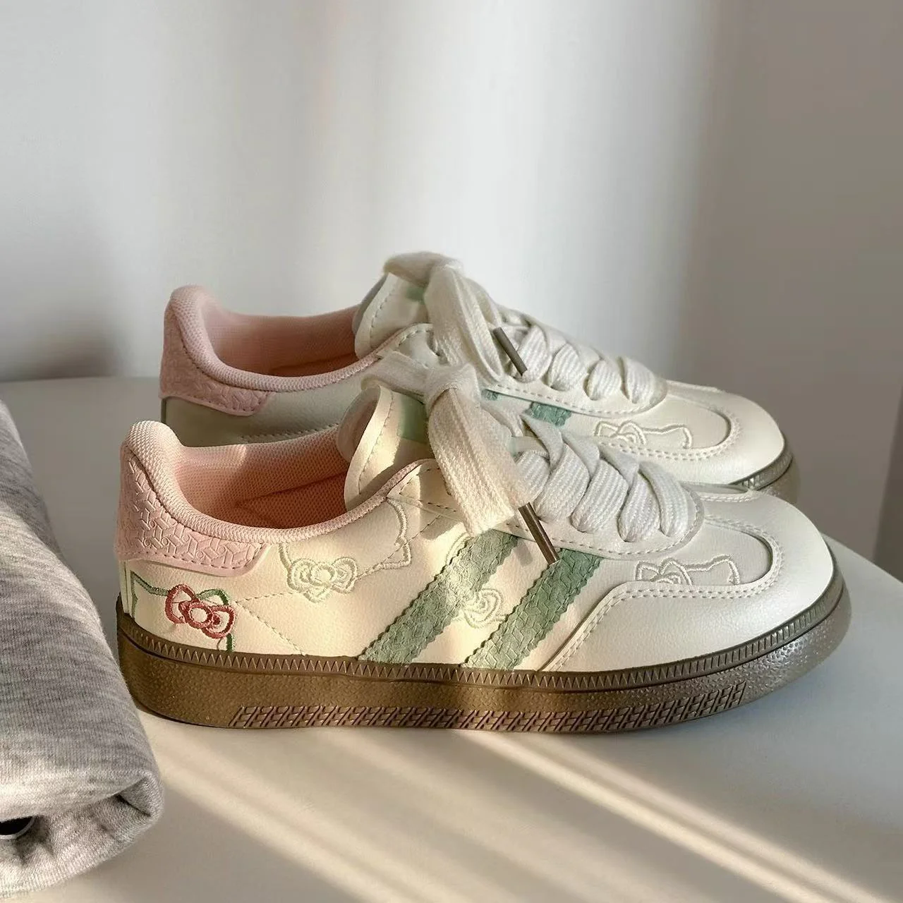 Damen Sneaker mit floralen Applikationen und elastischen Schnürsenkeln Heidi Mode - Image 2