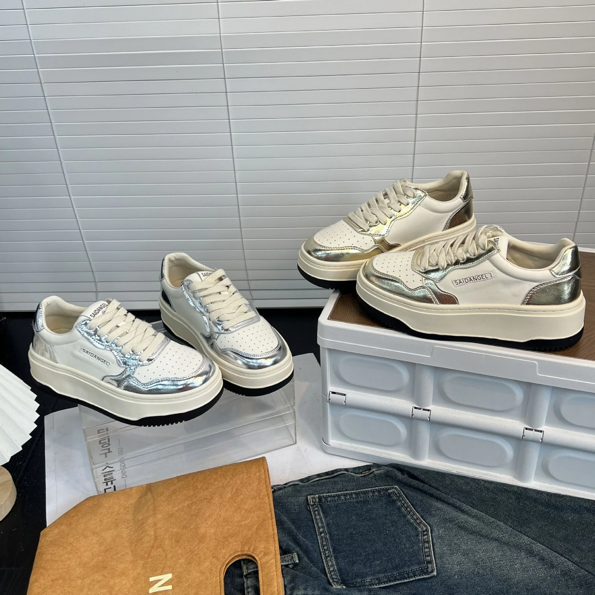 Damen Sneaker mit glänzendem Obermaterial und dämpfender Sohle Heidi Mode - Image 3
