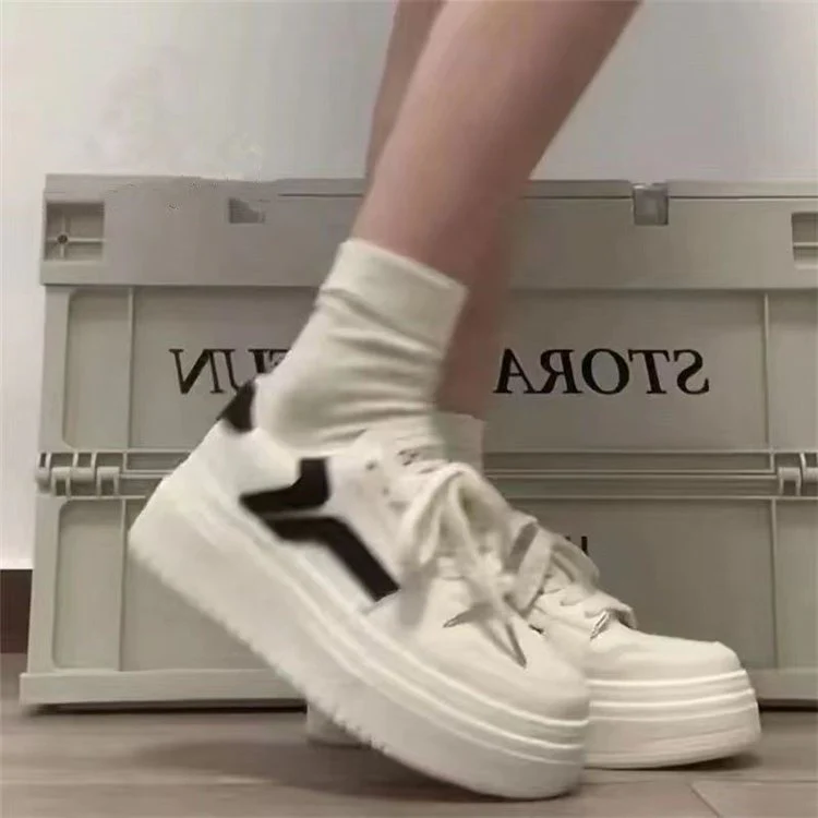 Damen Sneaker mit hochgezogener Plateausohle und atmungsaktiver Oberflächenstruktur Heidi Mode