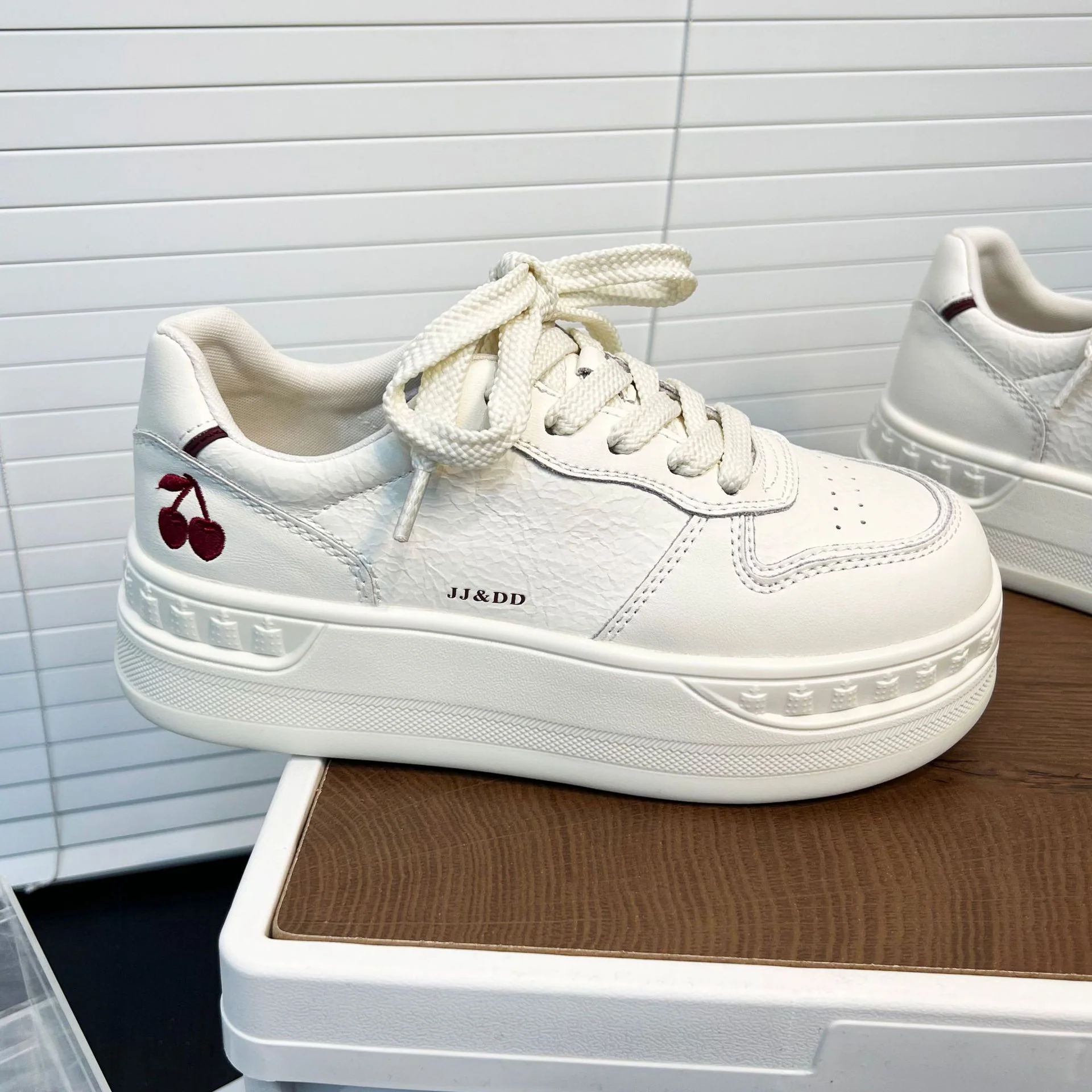 Damen Sneaker mit modischem Plateau und applikierter Kirschstickerei Heidi Mode - Image 2