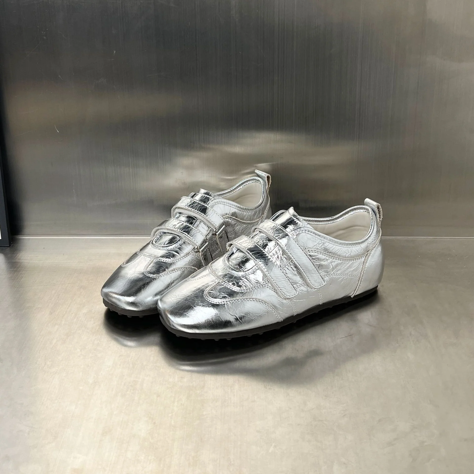 Damen Sneaker mit praktischem Klettverschluss und glänzender Oberfläche Heidi Mode