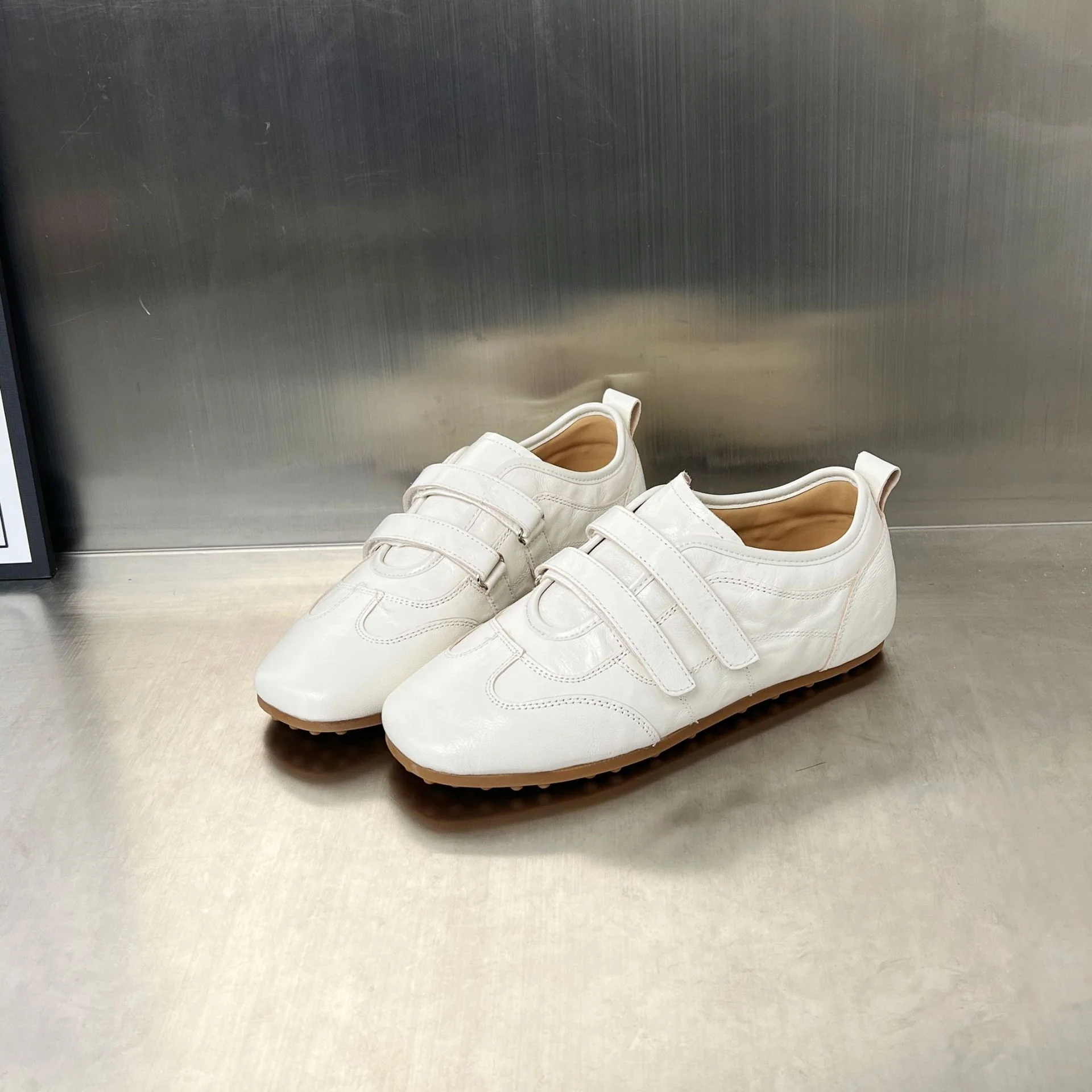 Damen Sneaker mit praktischem Klettverschluss und glänzender Oberfläche Heidi Mode - Image 7