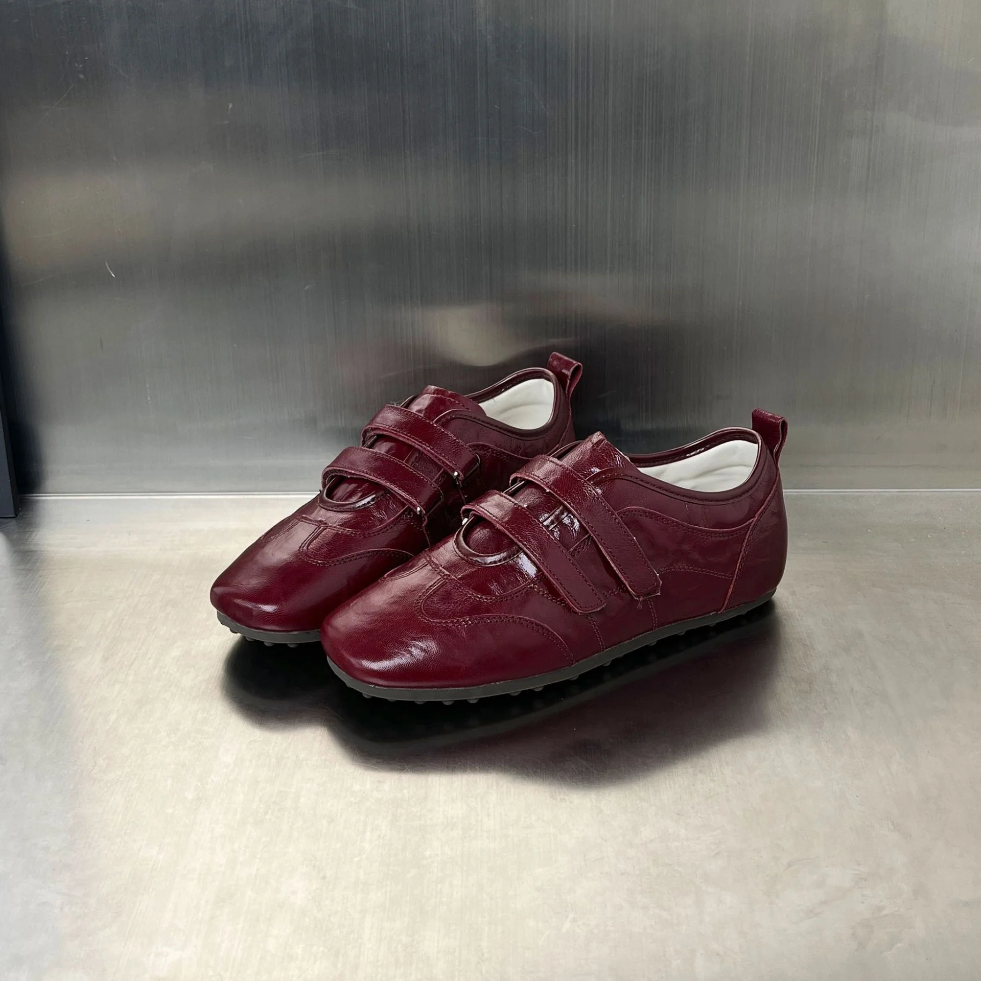 Damen Sneaker mit praktischem Klettverschluss und glänzender Oberfläche Heidi Mode - Image 8