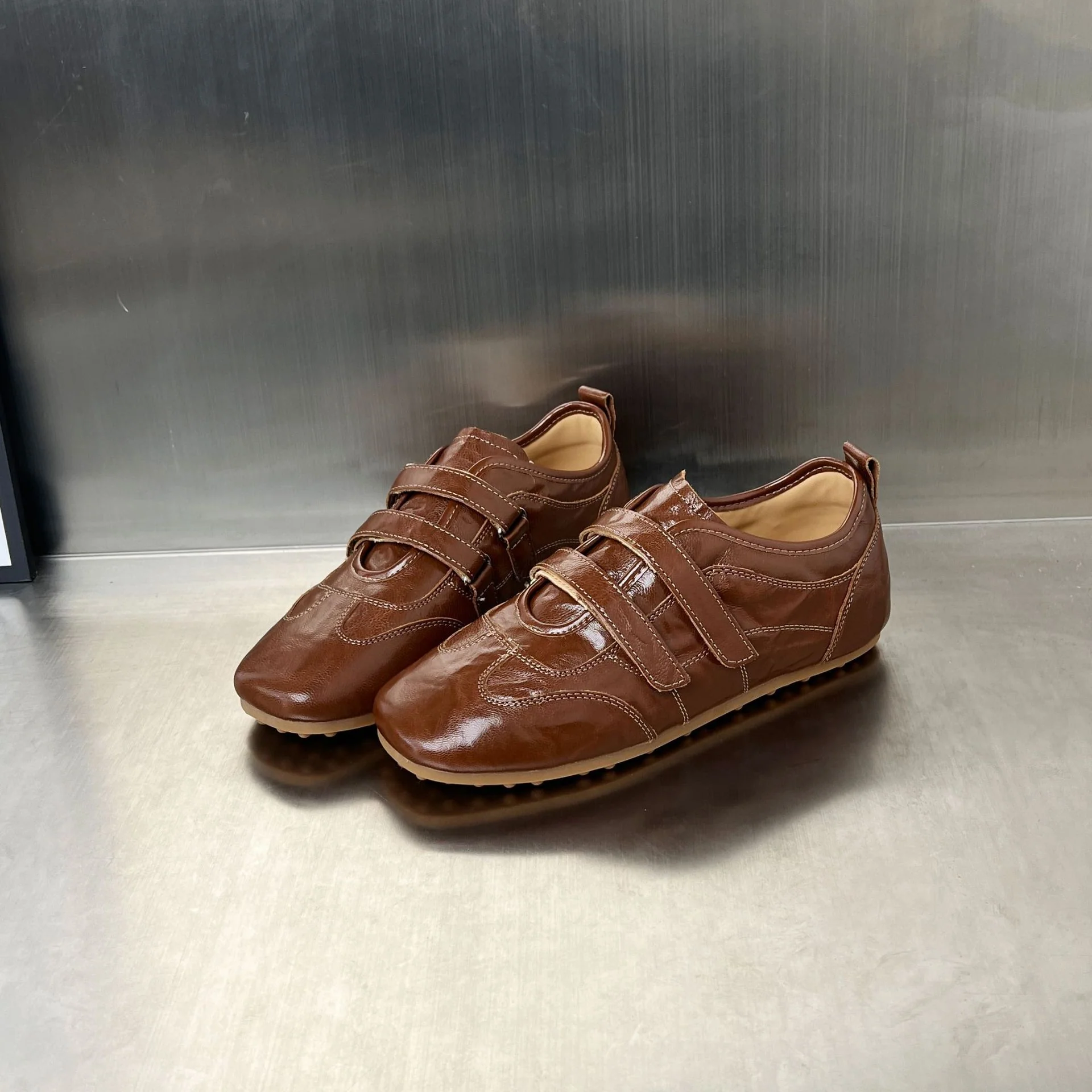 Damen Sneaker mit praktischem Klettverschluss und glänzender Oberfläche Heidi Mode - Image 9