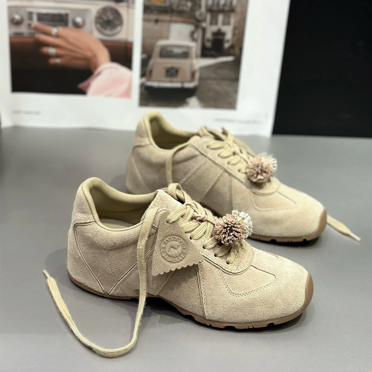 Damen Sneaker mit verspieltem Pompon-Detail und atmungsaktivem Obermaterial Heidi Mode - Image 2