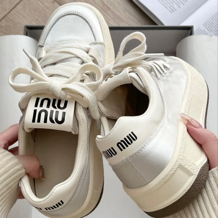 Damen Sneaker mit weichem Satin-Obermaterial und praktischer Schnürung Heidi Mode