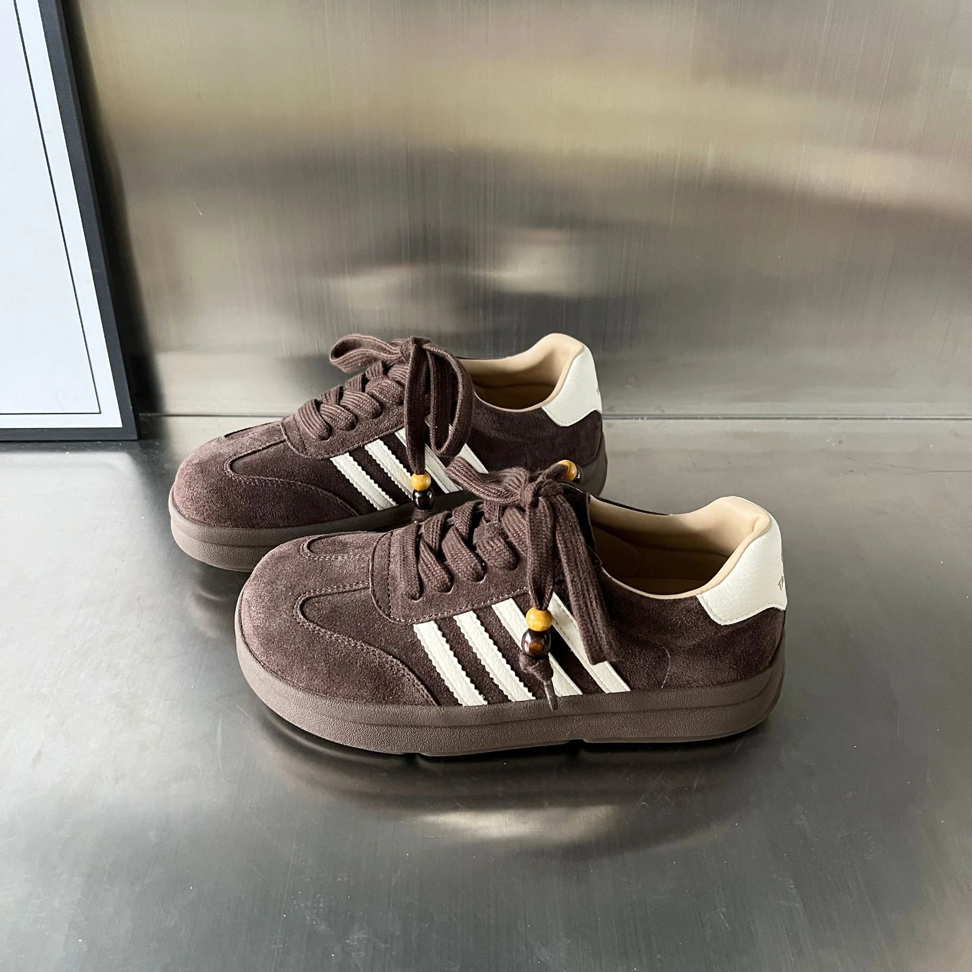 Damen Sneakers aus weichem Wildleder mit modischen Akzenten Heidi Mode - Image 2