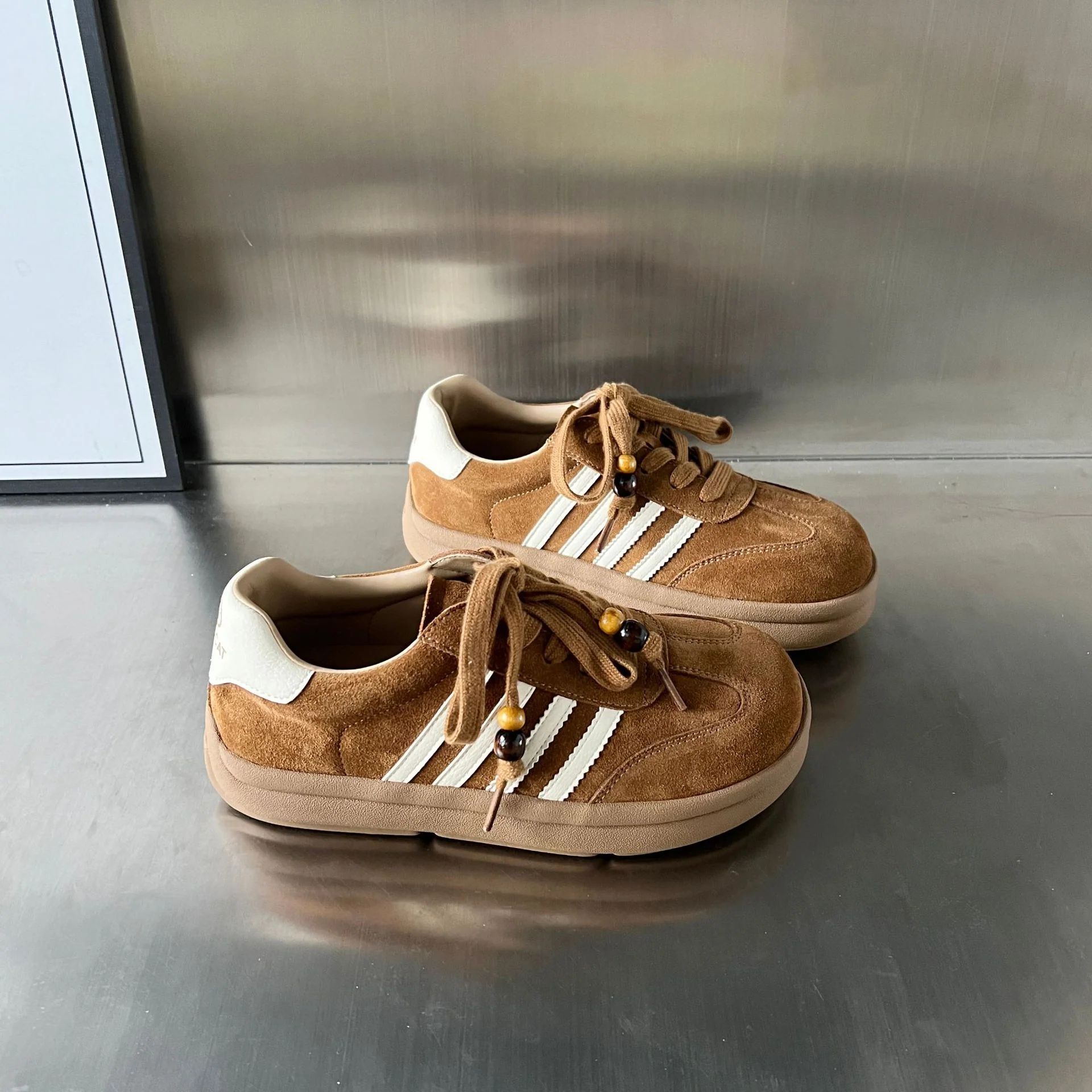 Damen Sneakers aus weichem Wildleder mit modischen Akzenten Heidi Mode - Image 5
