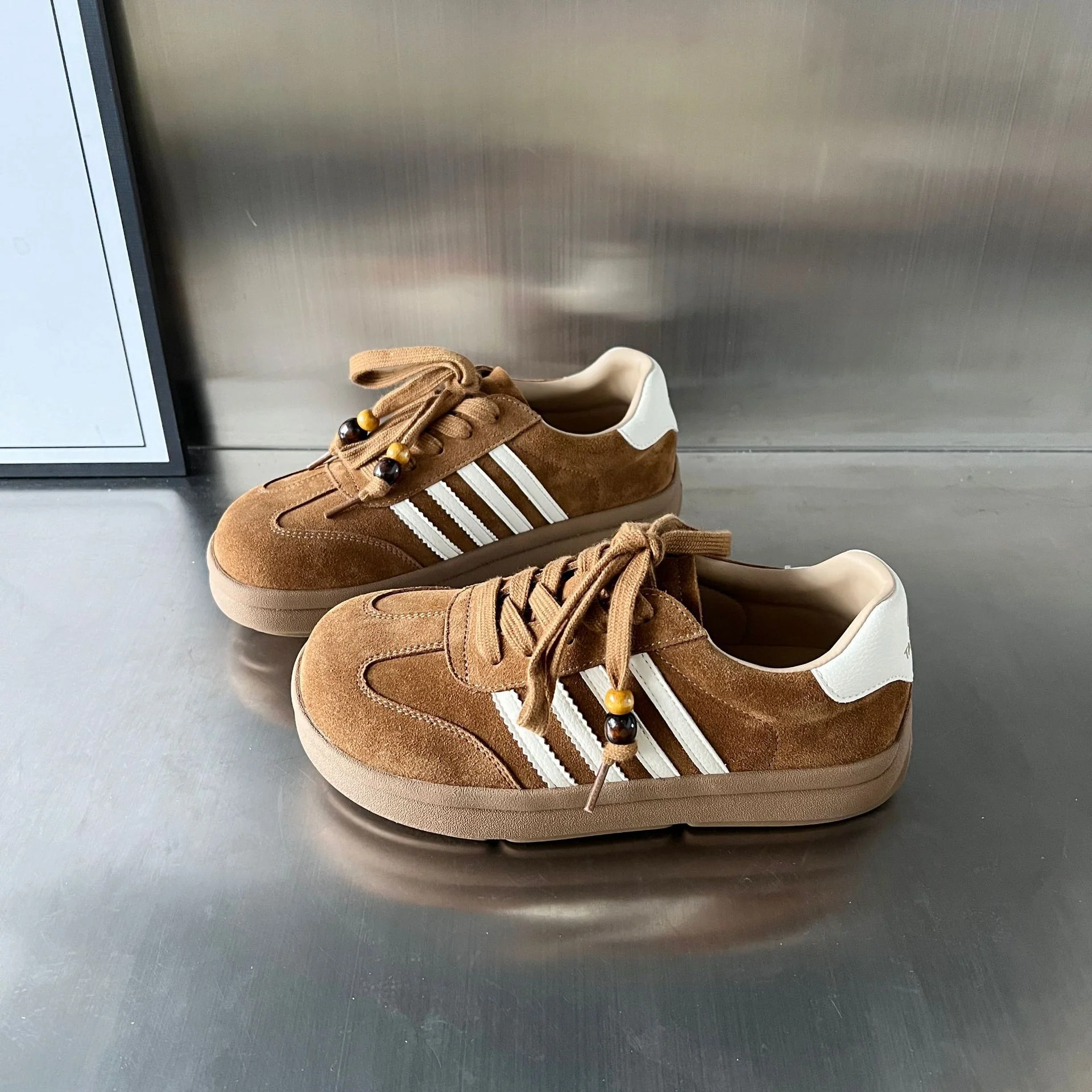 Damen Sneakers aus weichem Wildleder mit modischen Akzenten Heidi Mode - Image 6