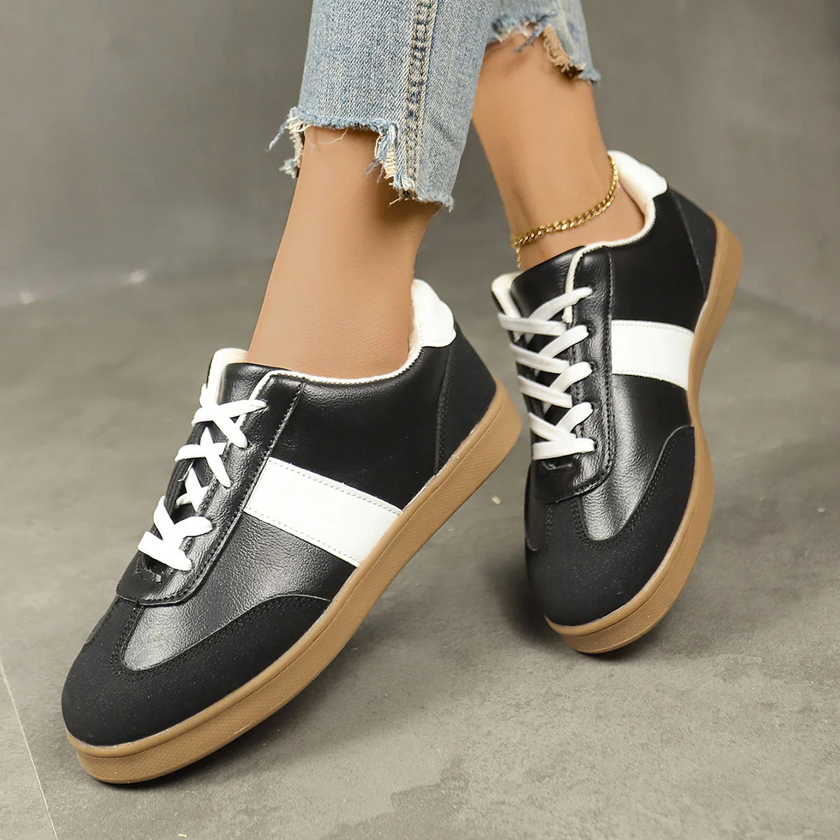 Damen Sneakers im klassischen Sportstil mit atmungsaktiver Oberfläche und weicher Sohle Heidi Mode - Image 4
