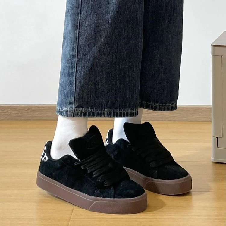 Damen Sneakers im sportiven Design mit weichem Veloursleder und modischen Akzenten Heidi Mode - Image 4