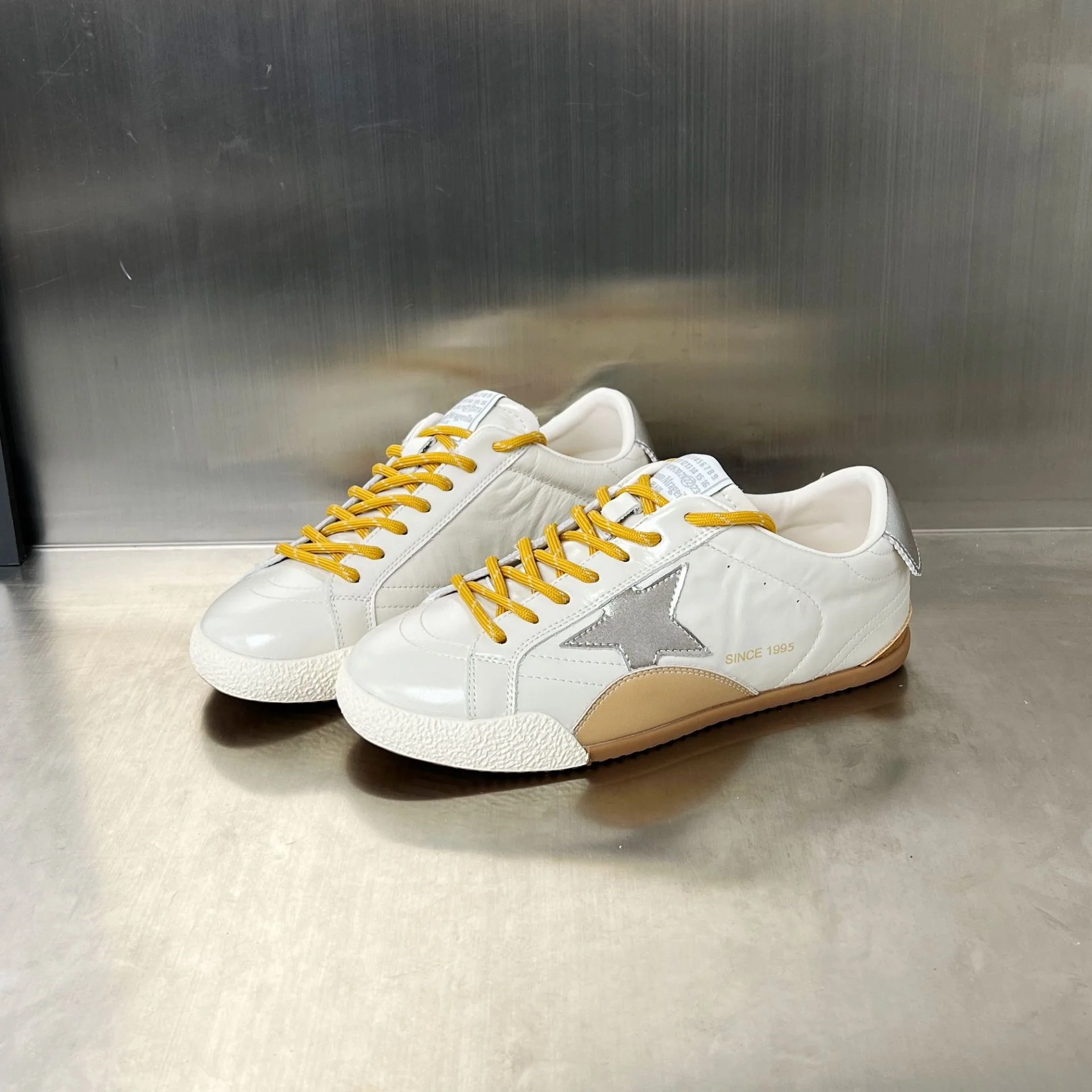 Damen Sneakers im sportlich-eleganten Design mit auffälligem Sternmotiv Heidi Mode