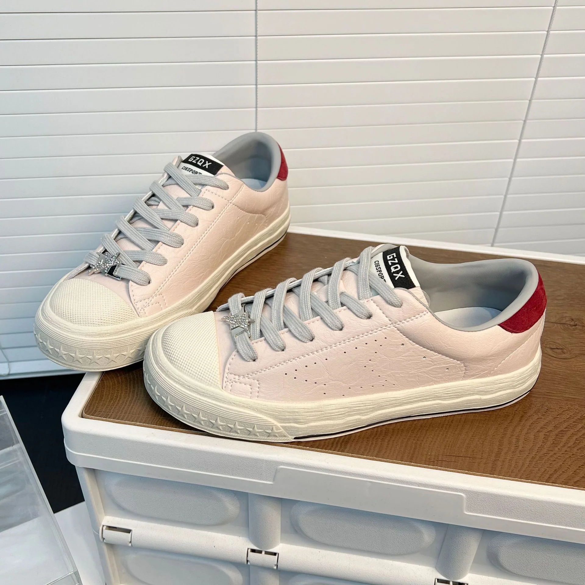 Damen Sneakers mit atmungsaktiver Lederoberfläche und rutschfester Gummisohle Heidi Mode