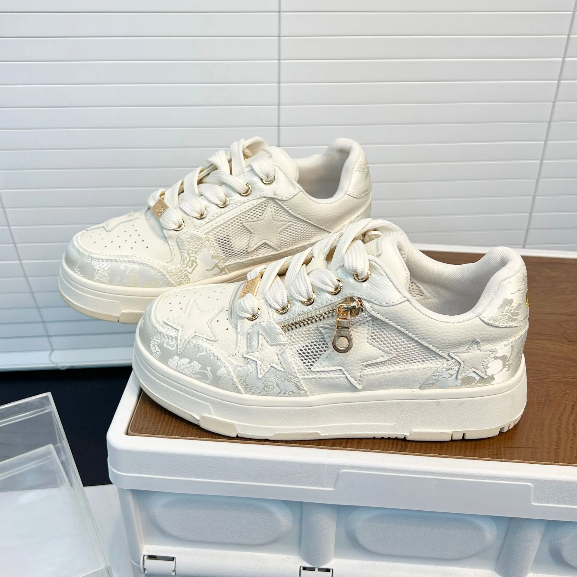 Damen Sneakers mit dekorativen Sternenapplikationen und stabiler Laufsohle Heidi Mode - Image 2