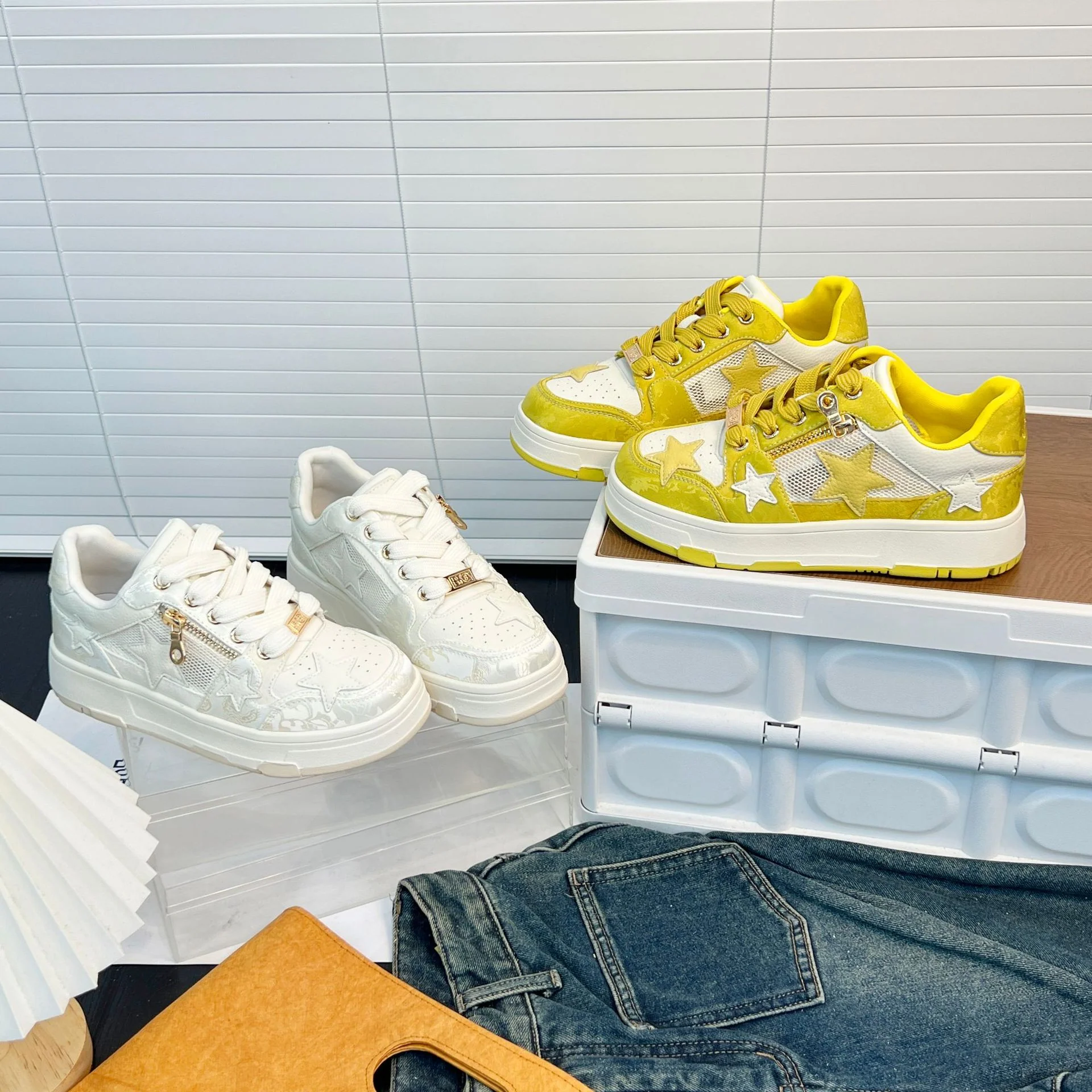 Damen Sneakers mit dekorativen Sternenapplikationen und stabiler Laufsohle Heidi Mode - Image 3