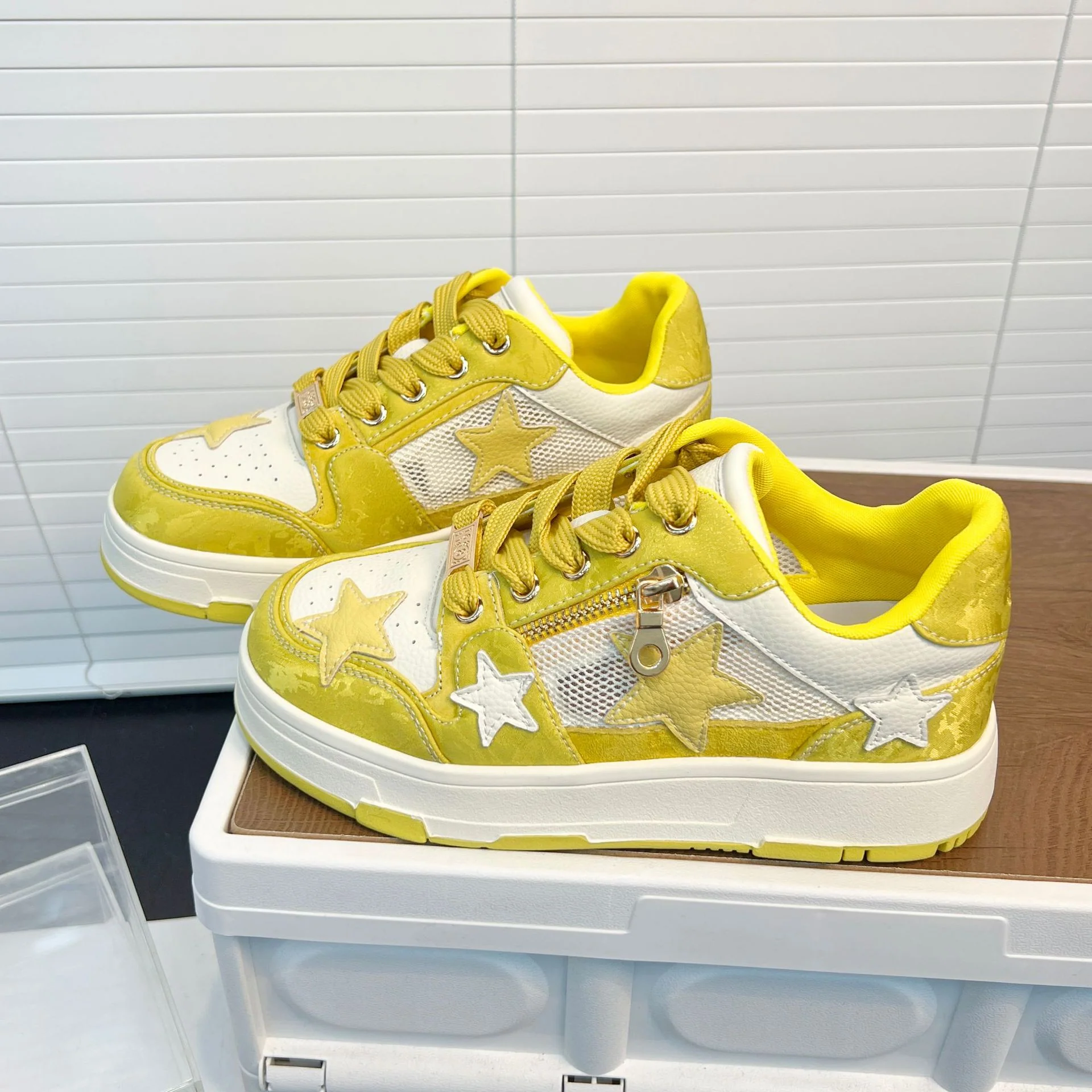 Damen Sneakers mit dekorativen Sternenapplikationen und stabiler Laufsohle Heidi Mode - Image 6
