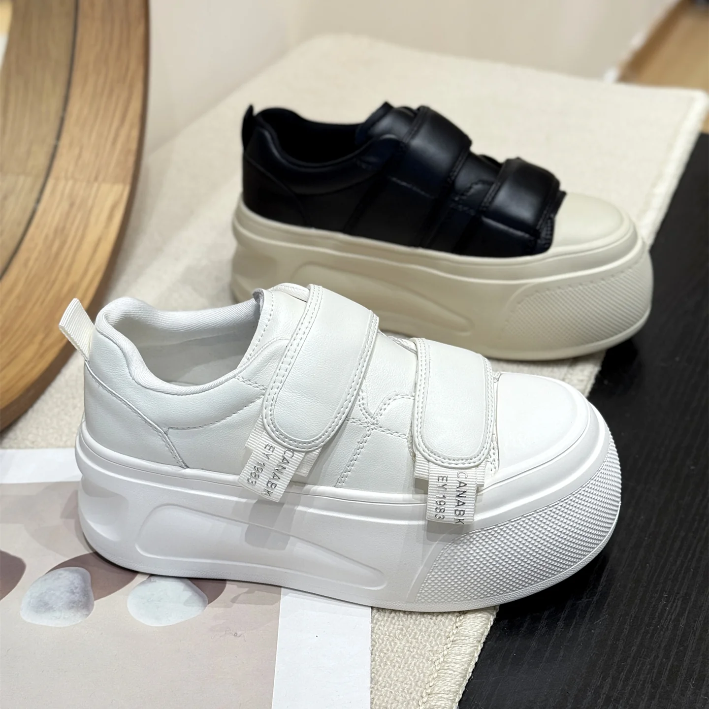 Damen Sneakers mit doppeltem Klettverschluss und hohen Plateau-Heel Heidi Mode