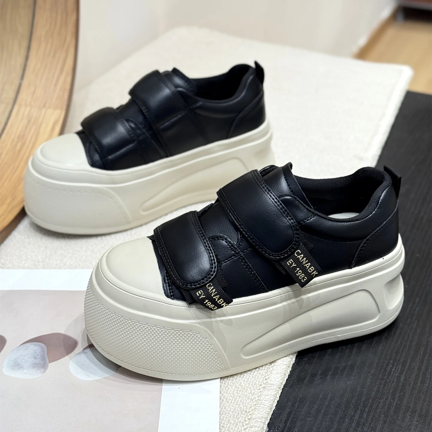 Damen Sneakers mit doppeltem Klettverschluss und hohen Plateau-Heel Heidi Mode - Image 3