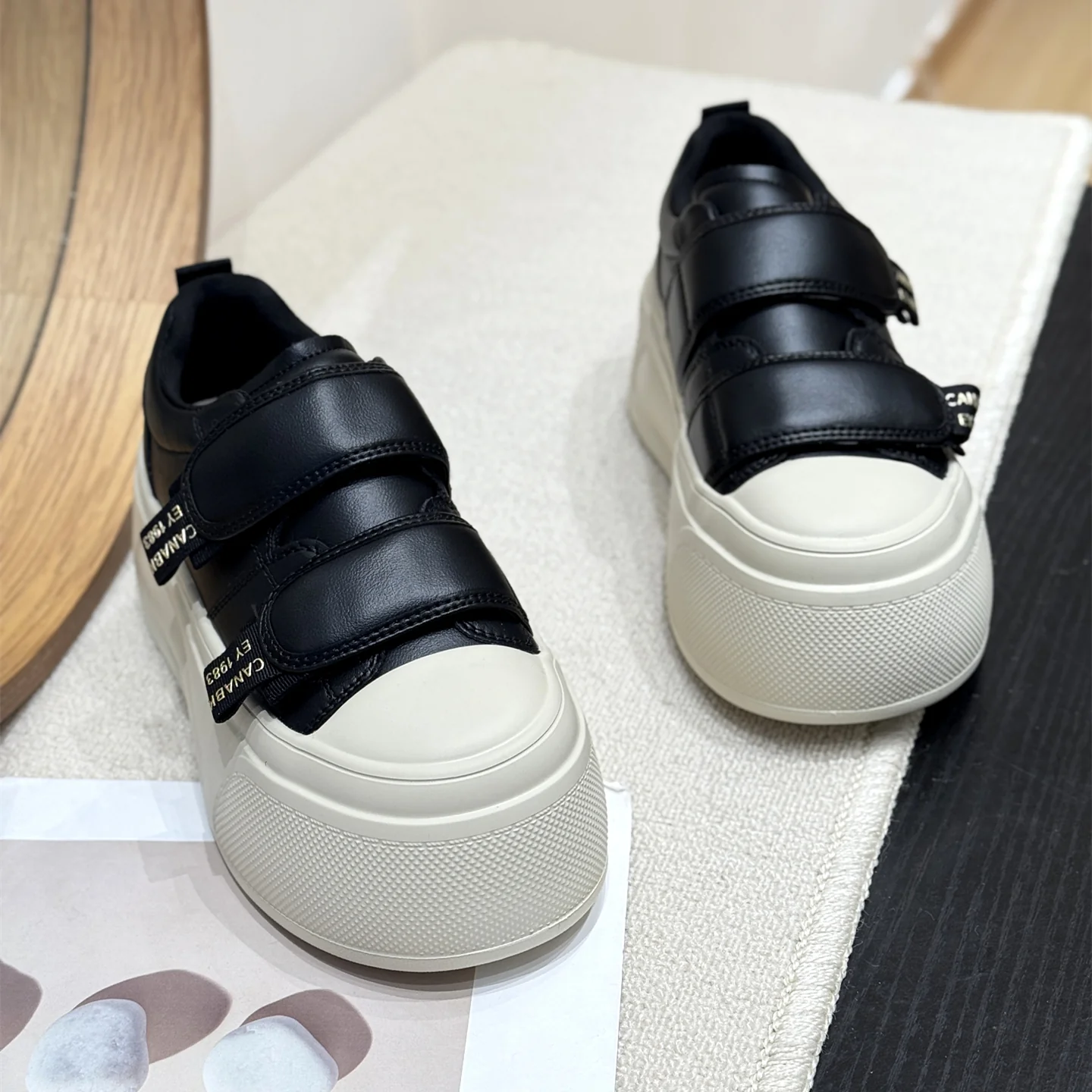 Damen Sneakers mit doppeltem Klettverschluss und hohen Plateau-Heel Heidi Mode - Image 4