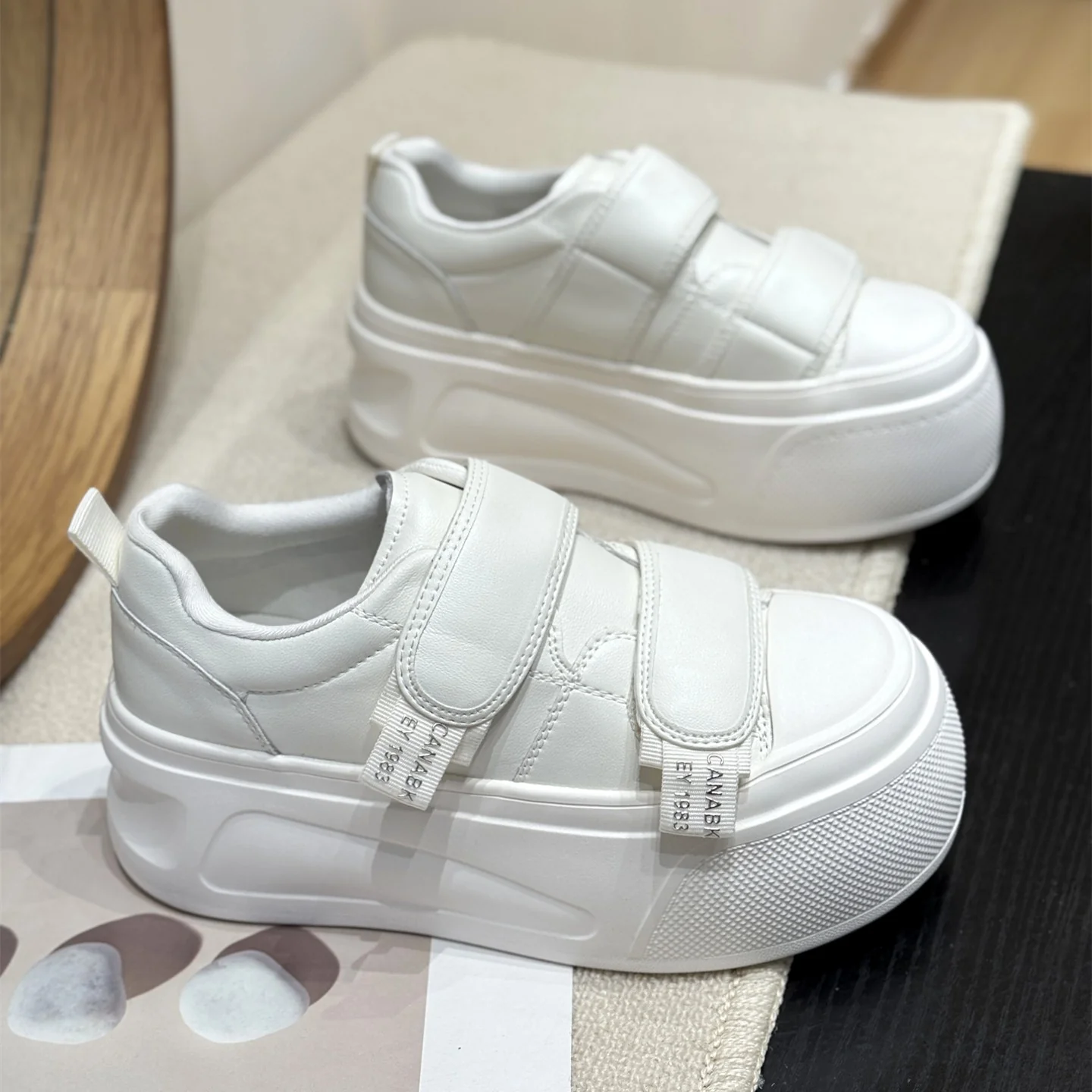 Damen Sneakers mit doppeltem Klettverschluss und hohen Plateau-Heel Heidi Mode - Image 6