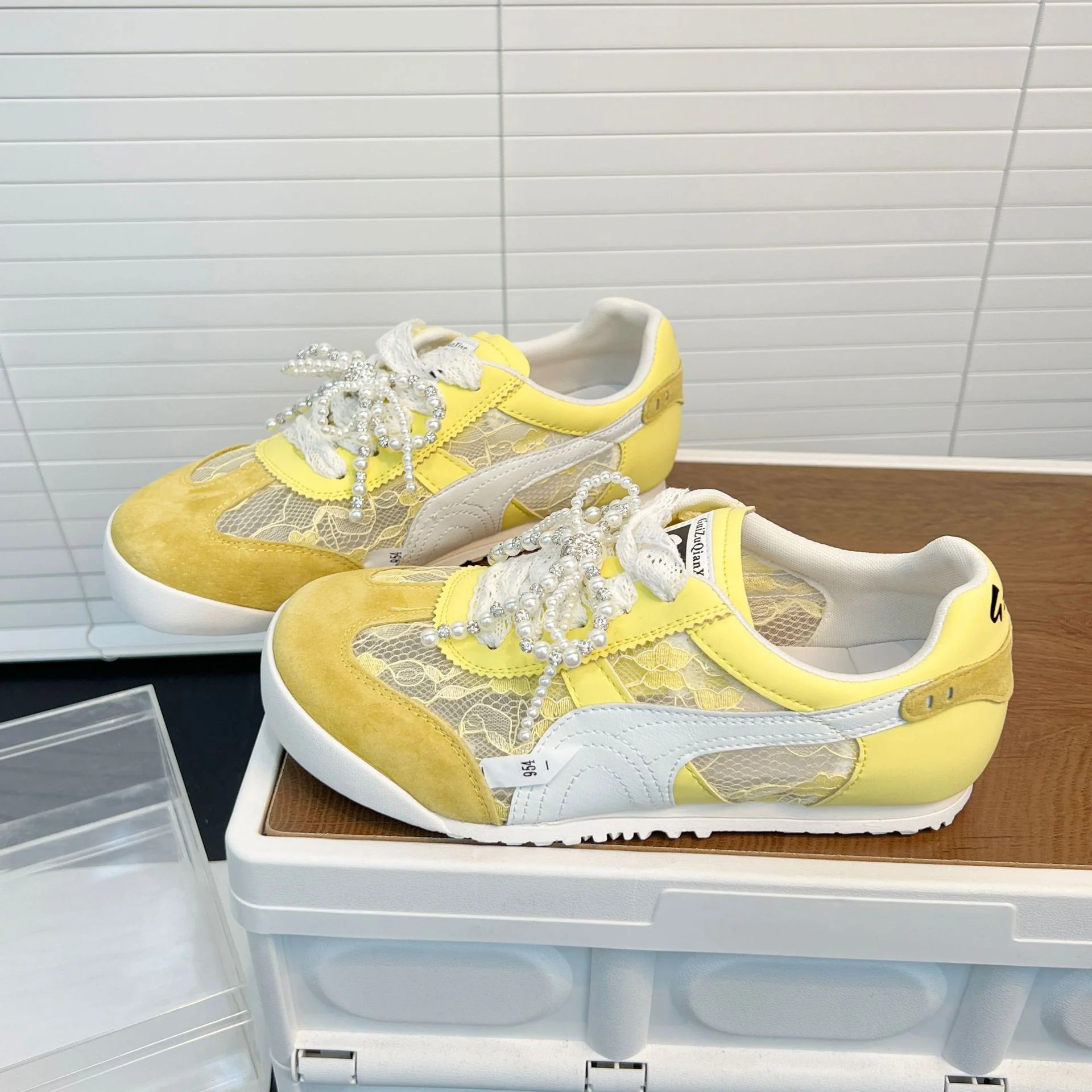Damen Sneakers mit eleganten Spitzeneinsätzen und modischen Perlenverzierungen Heidi Mode