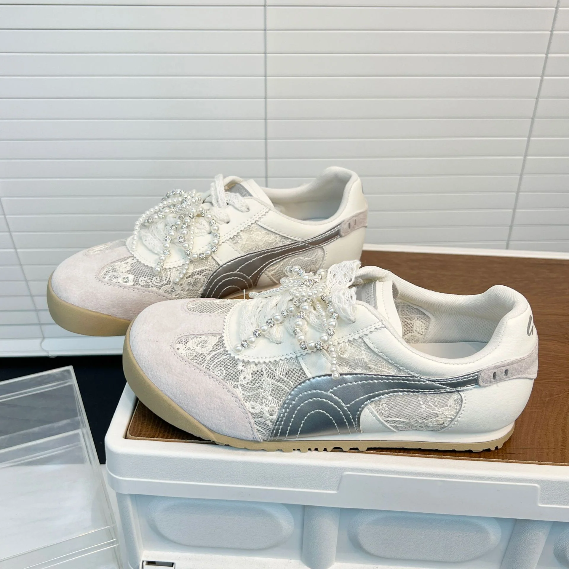 Damen Sneakers mit eleganten Spitzeneinsätzen und modischen Perlenverzierungen Heidi Mode - Image 6