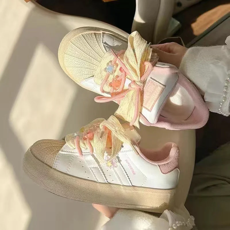 Damen Sneakers mit floralen Schnürsenkeln und weichem Innenfutter Heidi Mode - Image 4
