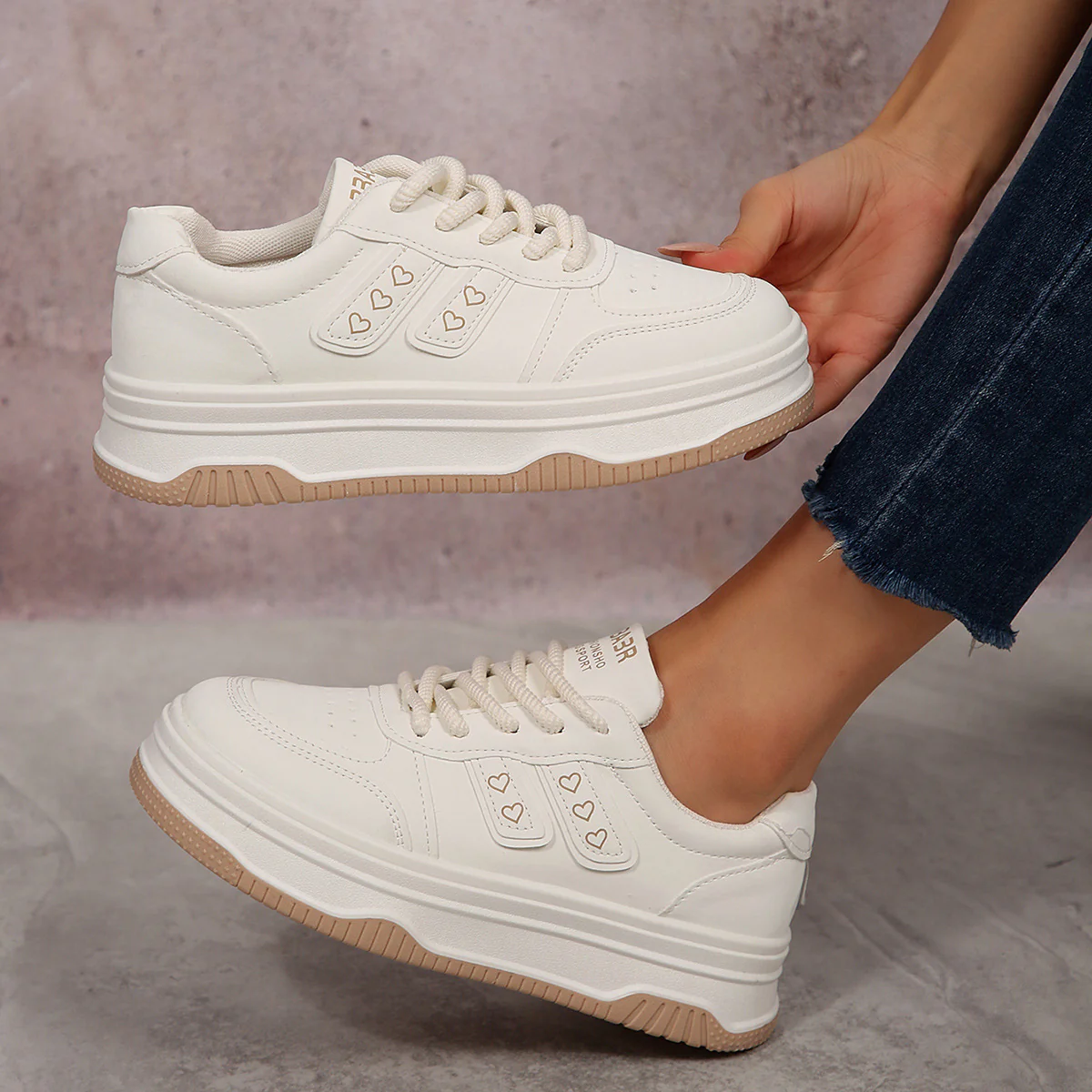 Damen Sneakers mit Herzen-Applikationen und strukturierter Laufsohle Heidi Mode