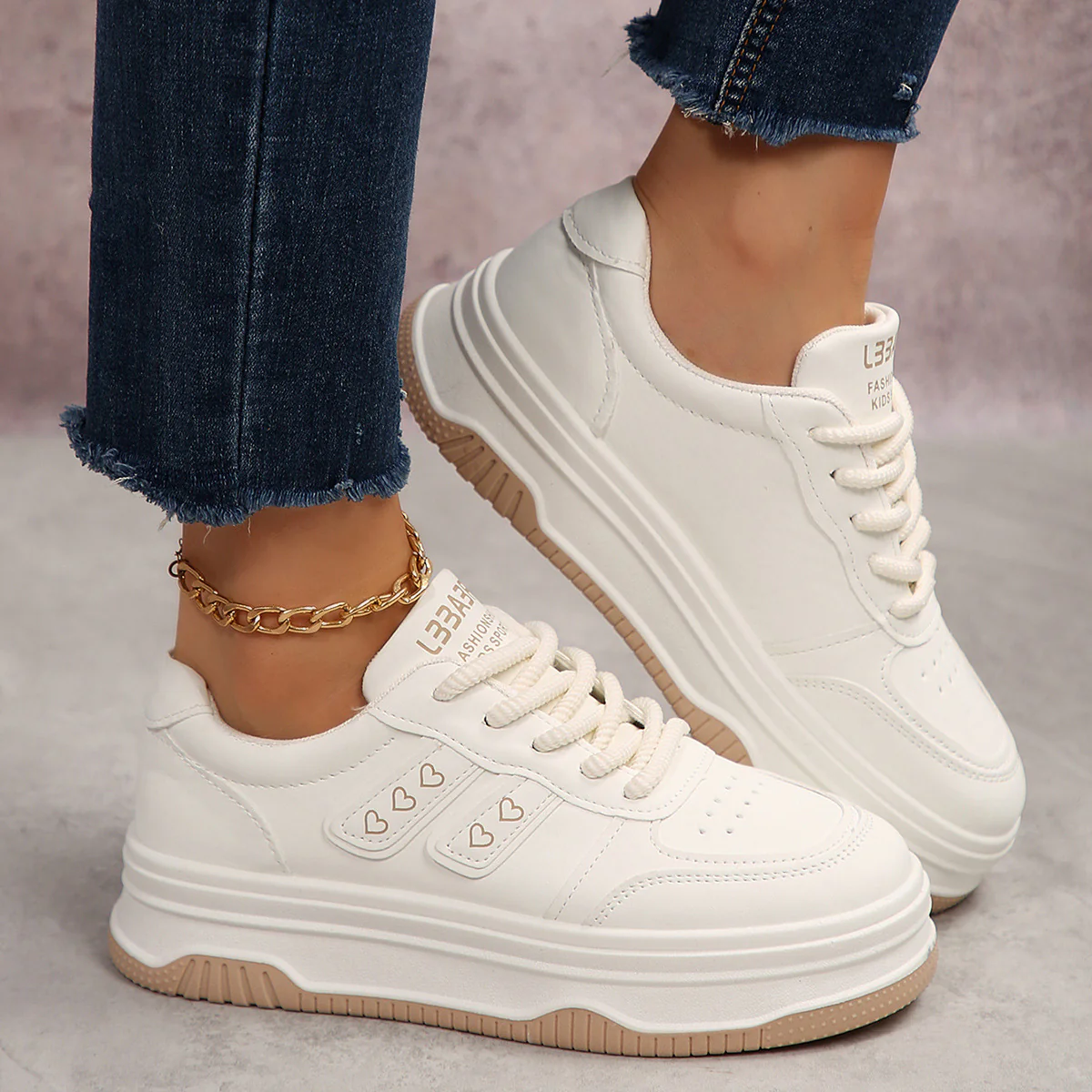Damen Sneakers mit Herzen-Applikationen und strukturierter Laufsohle Heidi Mode - Image 4