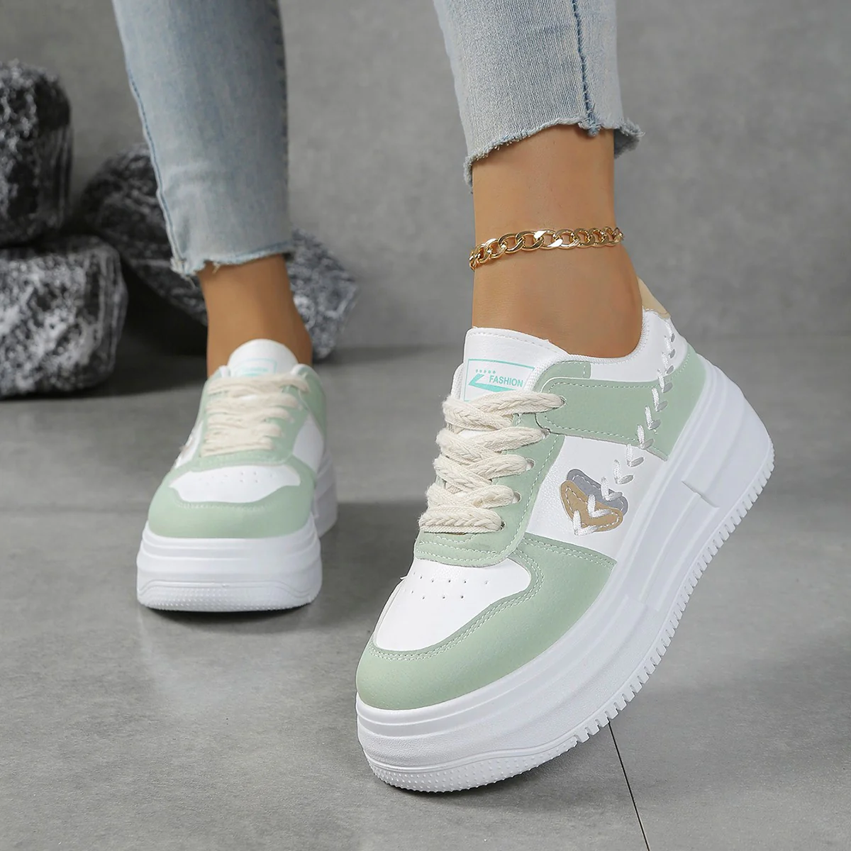 Damen Sneakers mit Komfort-Plateausohle und modischen Details Heidi Mode