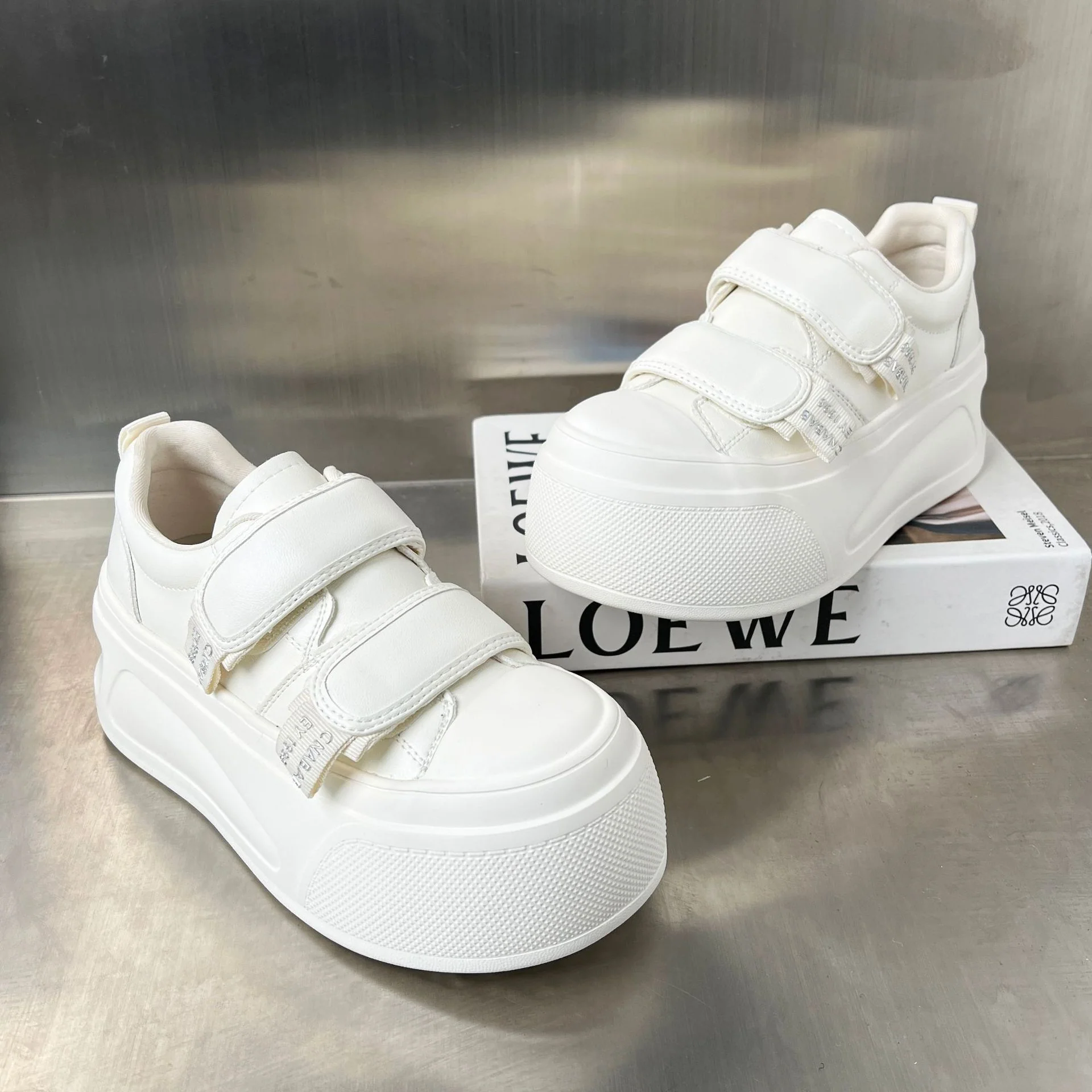 Damen Sneakers mit praktischem Klettverschluss und trendiger Plateausohle Heidi Mode - Image 2