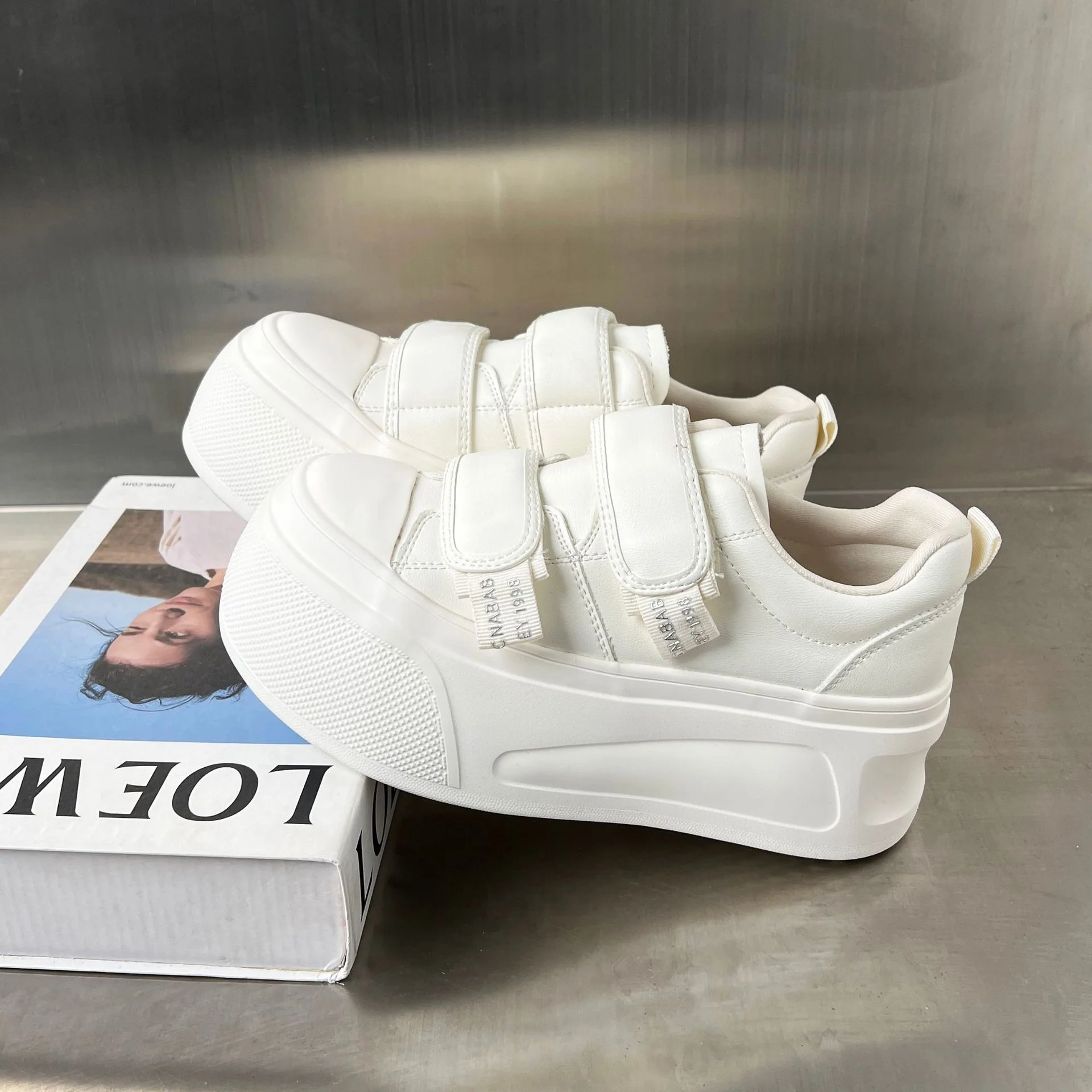 Damen Sneakers mit praktischem Klettverschluss und trendiger Plateausohle Heidi Mode - Image 4