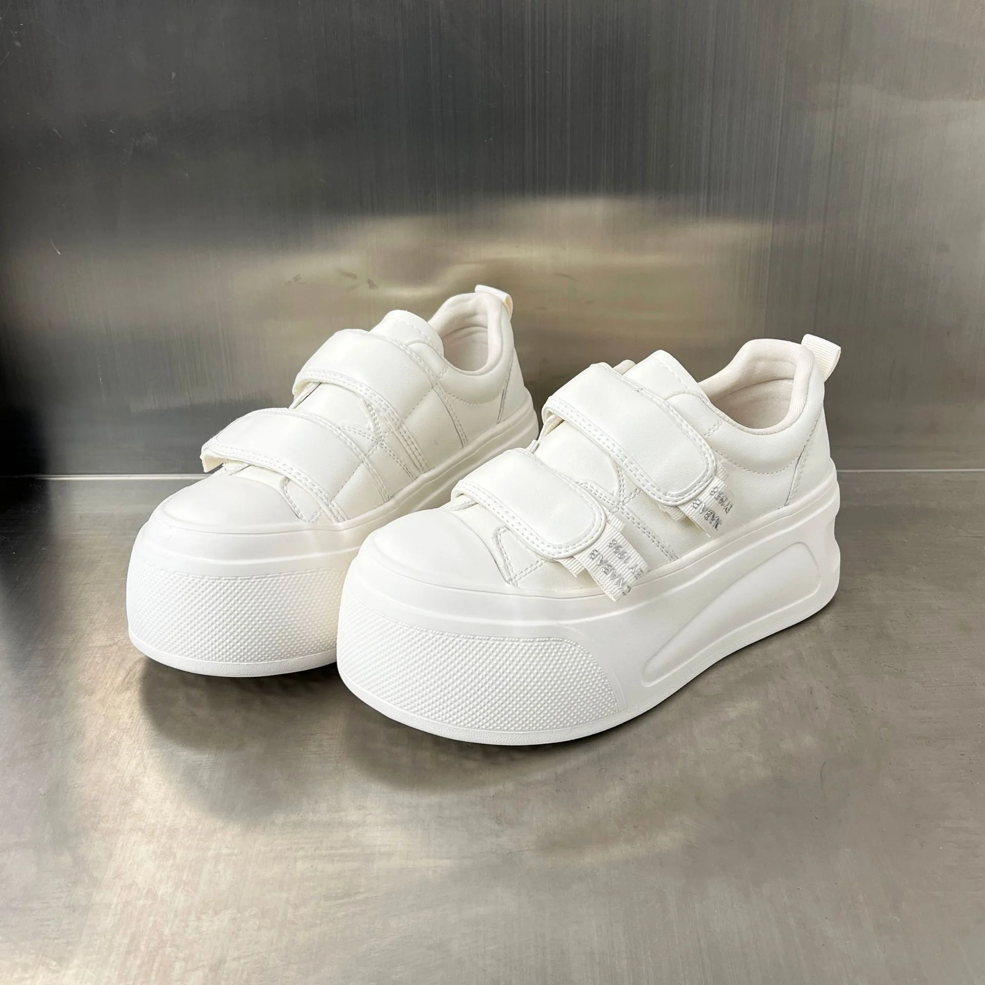Damen Sneakers mit praktischem Klettverschluss und trendiger Plateausohle Heidi Mode - Image 6