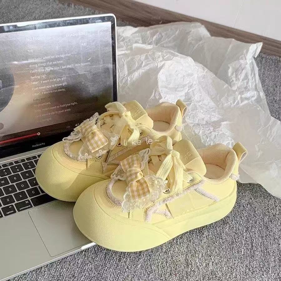 Damen Sneakers mit verspieltem Rüschendesign und hochwertigen Details Heidi Mode
