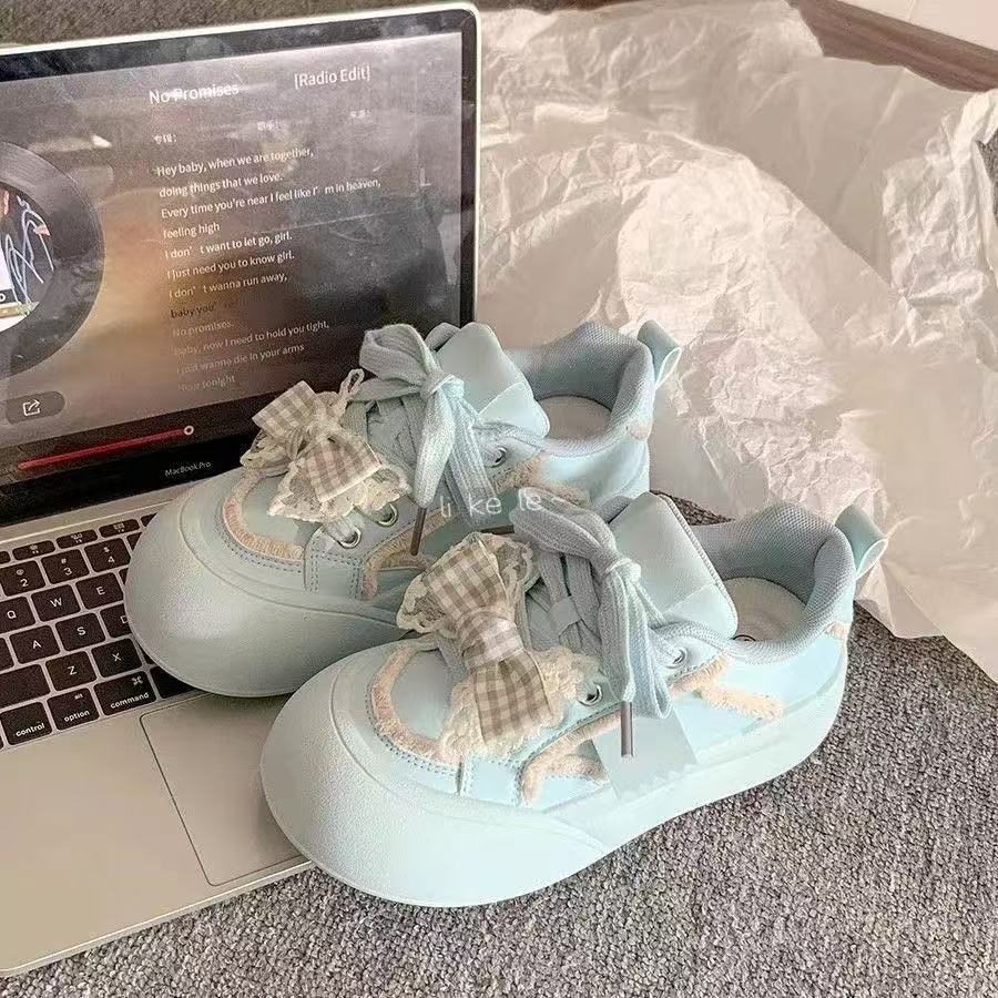 Damen Sneakers mit verspieltem Rüschendesign und hochwertigen Details Heidi Mode - Image 2
