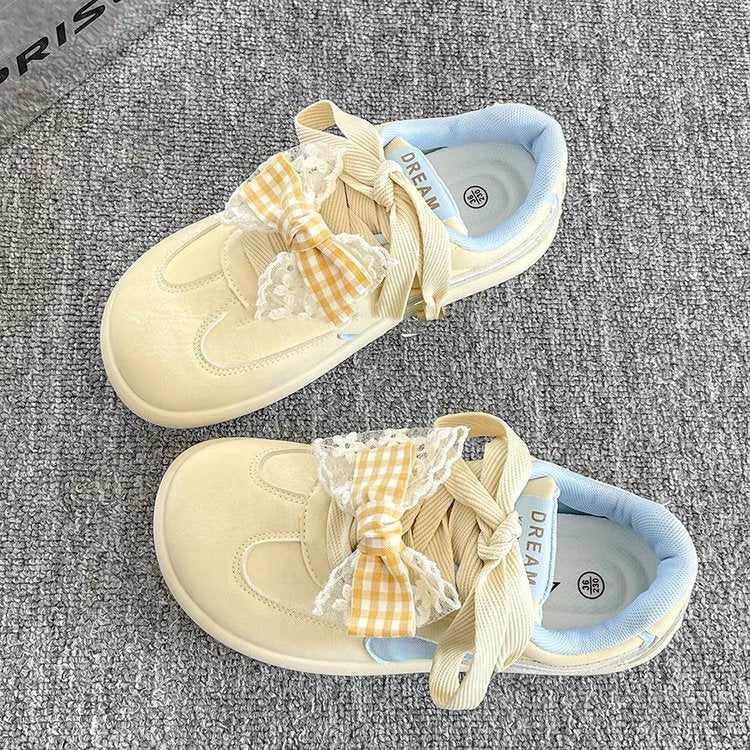 Damen Sneakers mit verspieltem Rüschendetail und buntem Karostoffband Heidi Mode