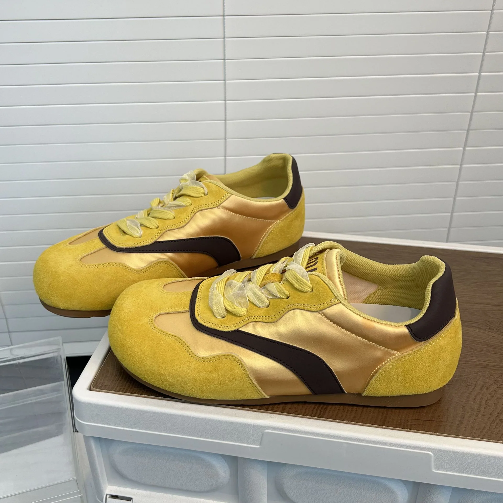 Damen Sneakers mit weichem Wildleder und glänzender Satin-Oberfläche Heidi Mode