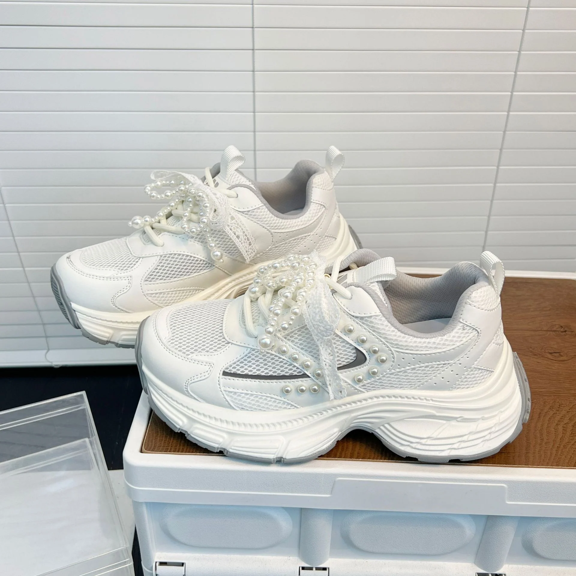 Damen Sportliche Chunky Sneaker mit extravagantem Perlenschmuck Heidi Mode - Image 2