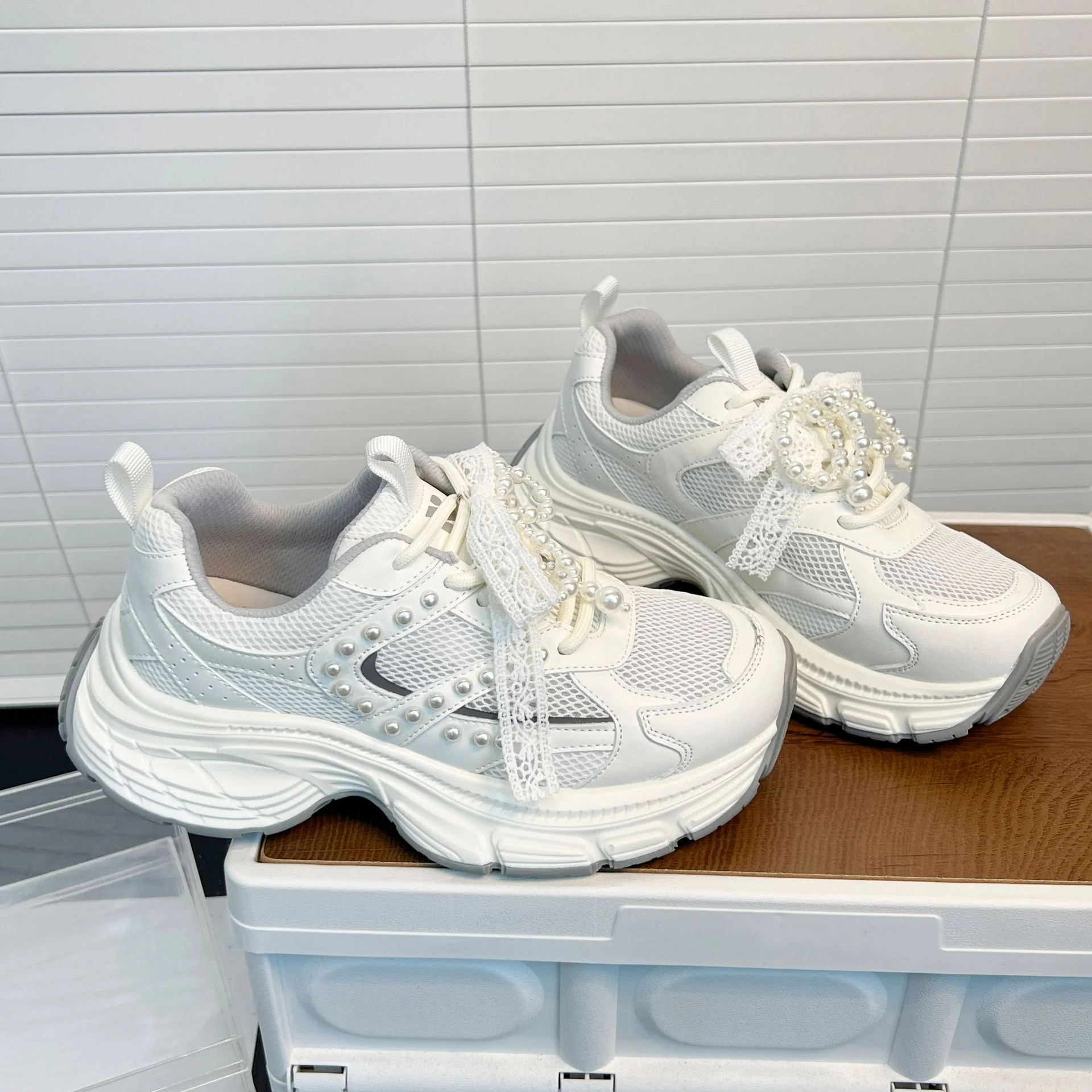 Damen Sportliche Chunky Sneaker mit extravagantem Perlenschmuck Heidi Mode - Image 4