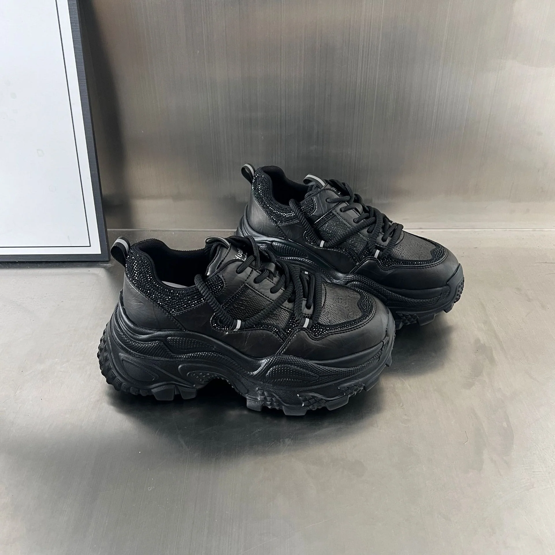 Damen Sportliche Chunky Sneakers mit atmungsaktiver Obermaterialkombination und rutschfester Sohle Heidi Mode - Image 4